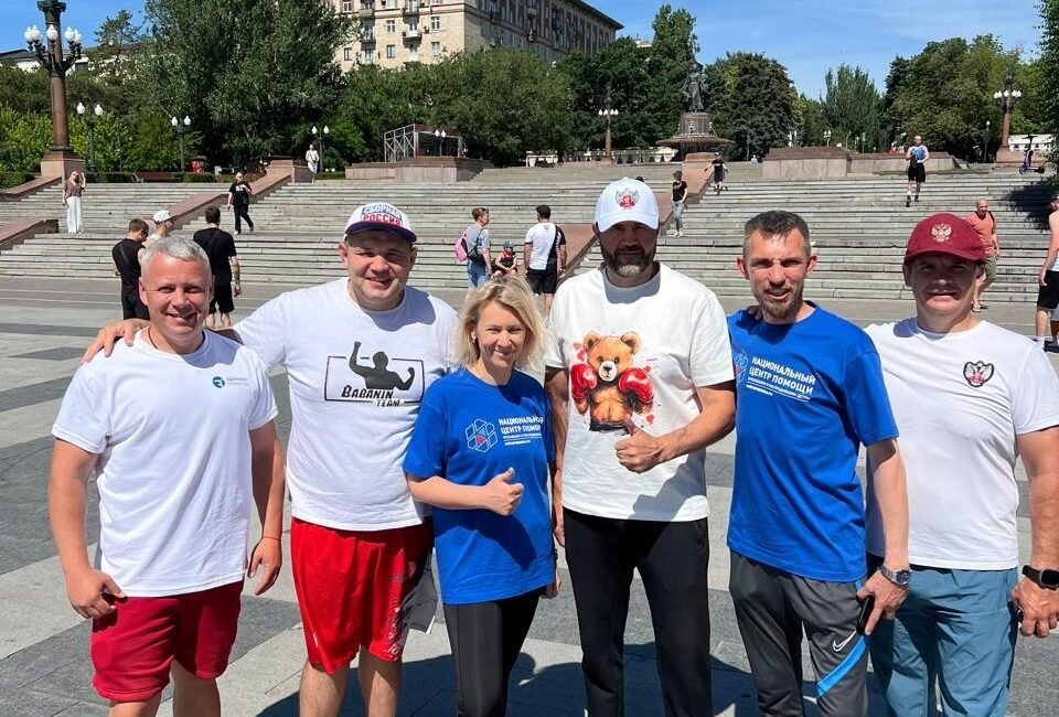 Команда фонда на спортивном мероприятии на набережной