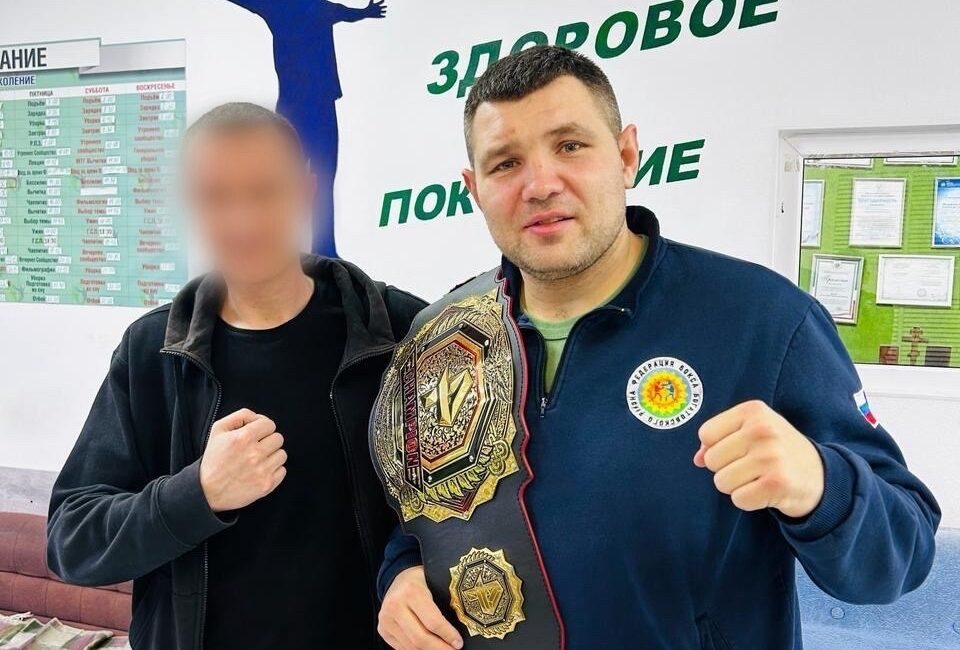 Встреча со спортсменом на фоне баннера фонда